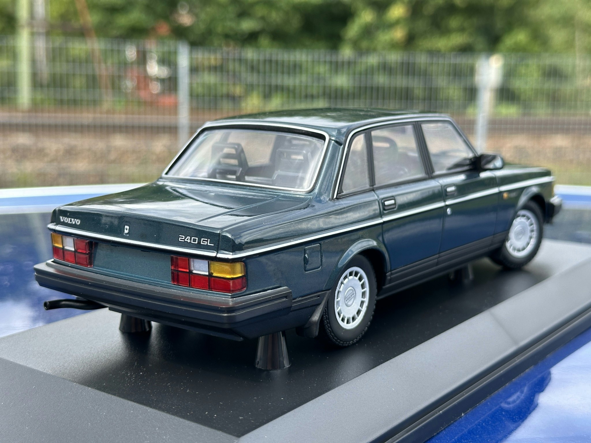 Skala 1/18 Volvo 240 GL (244) 1986 Dark green fr Minichamps 1 of 402 pcs