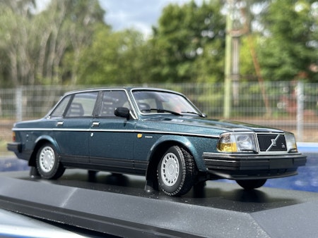 Skala 1/18 Volvo 240 GL (244) 1986 Dark green fr Minichamps 1 of 402 pcs