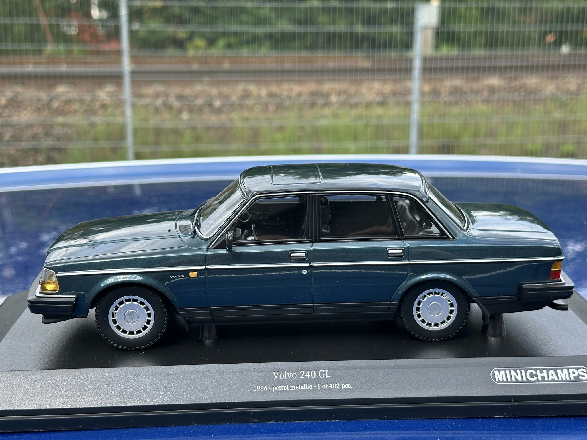 Skala 1/18 Volvo 240 GL (244) 1986 Dark green fr Minichamps 1 of 402 pcs
