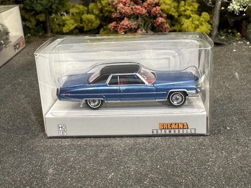 Skala 1/87 - Cadillac Coupe deVille, Blue metallic/black fr Brekina