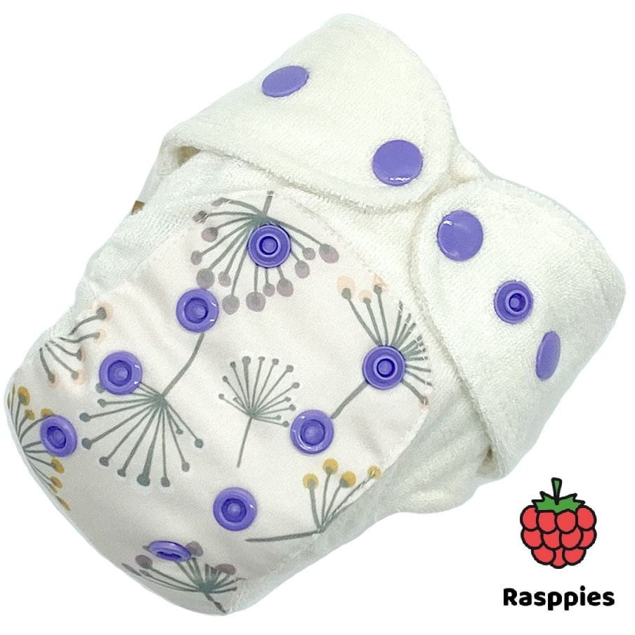 En formsydd tygblöja med knappar för nyfödda från Rasppies.