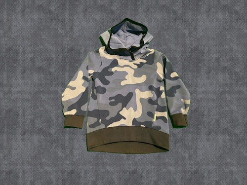 Luvtröja blå Camouflage med enfärgad luva. Stl 104
