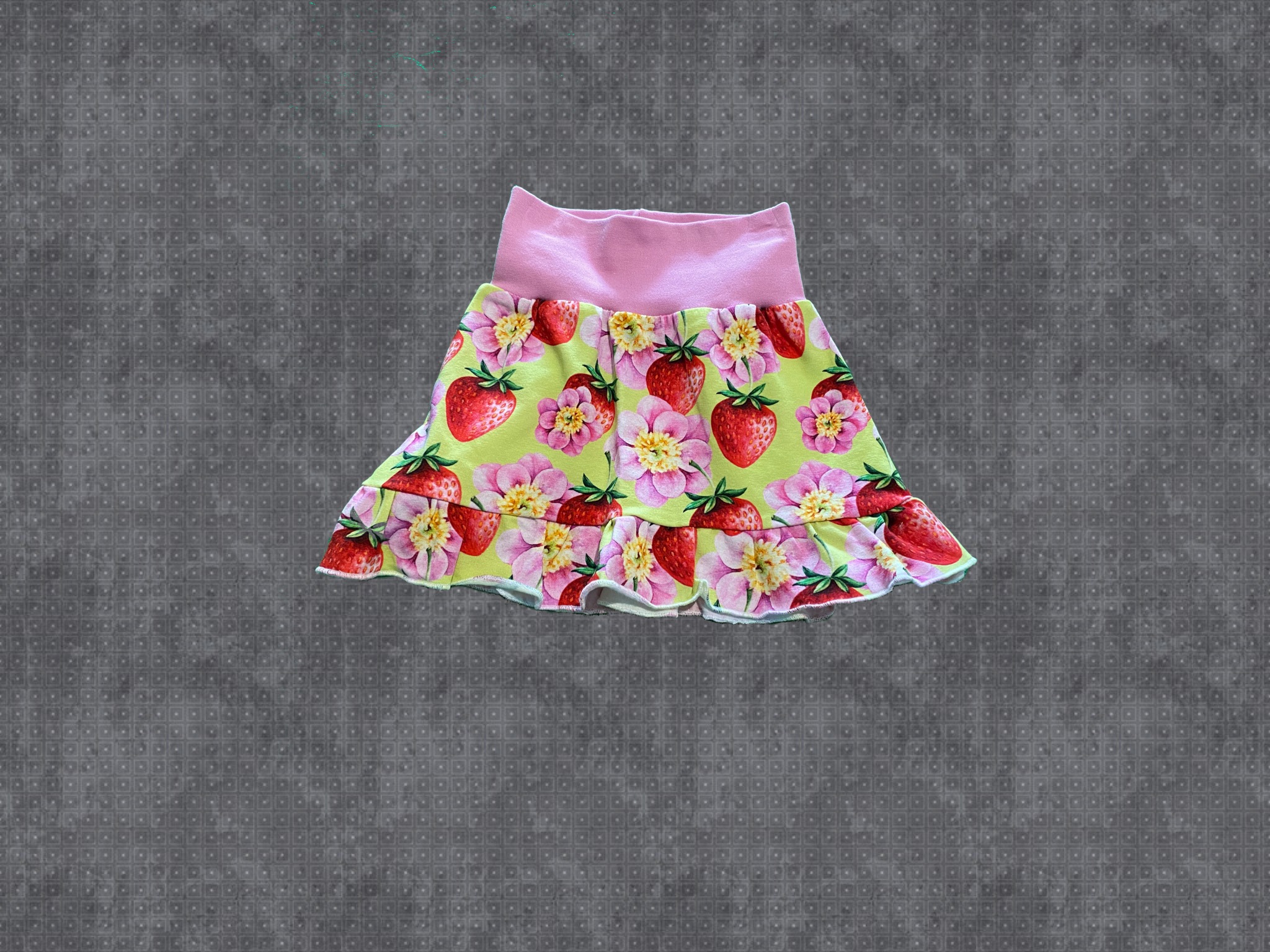Kjol med volang, Jordgubbar och blommor