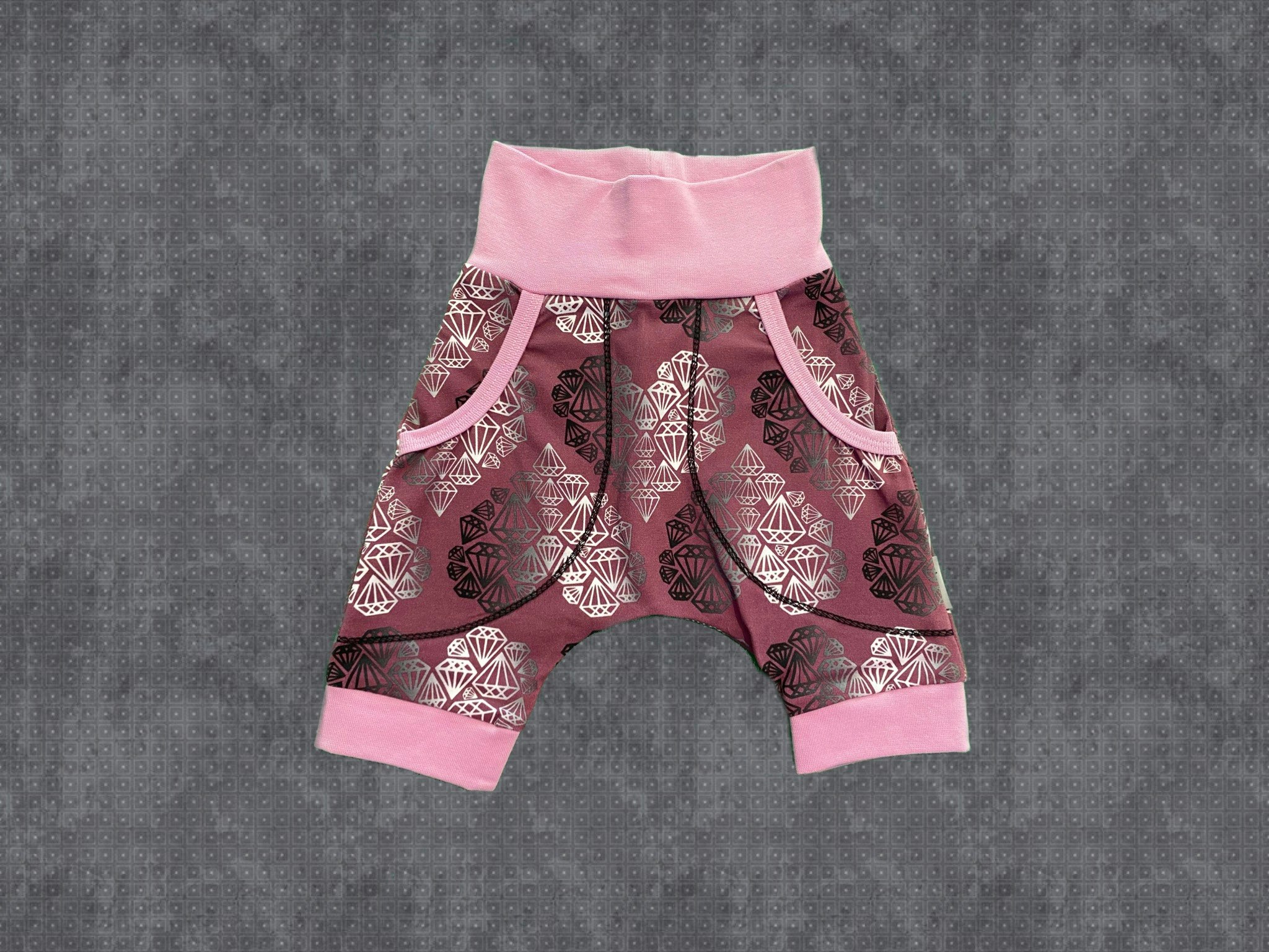 Baggy shorts diamanthjärta lila botten. Stl 86/92