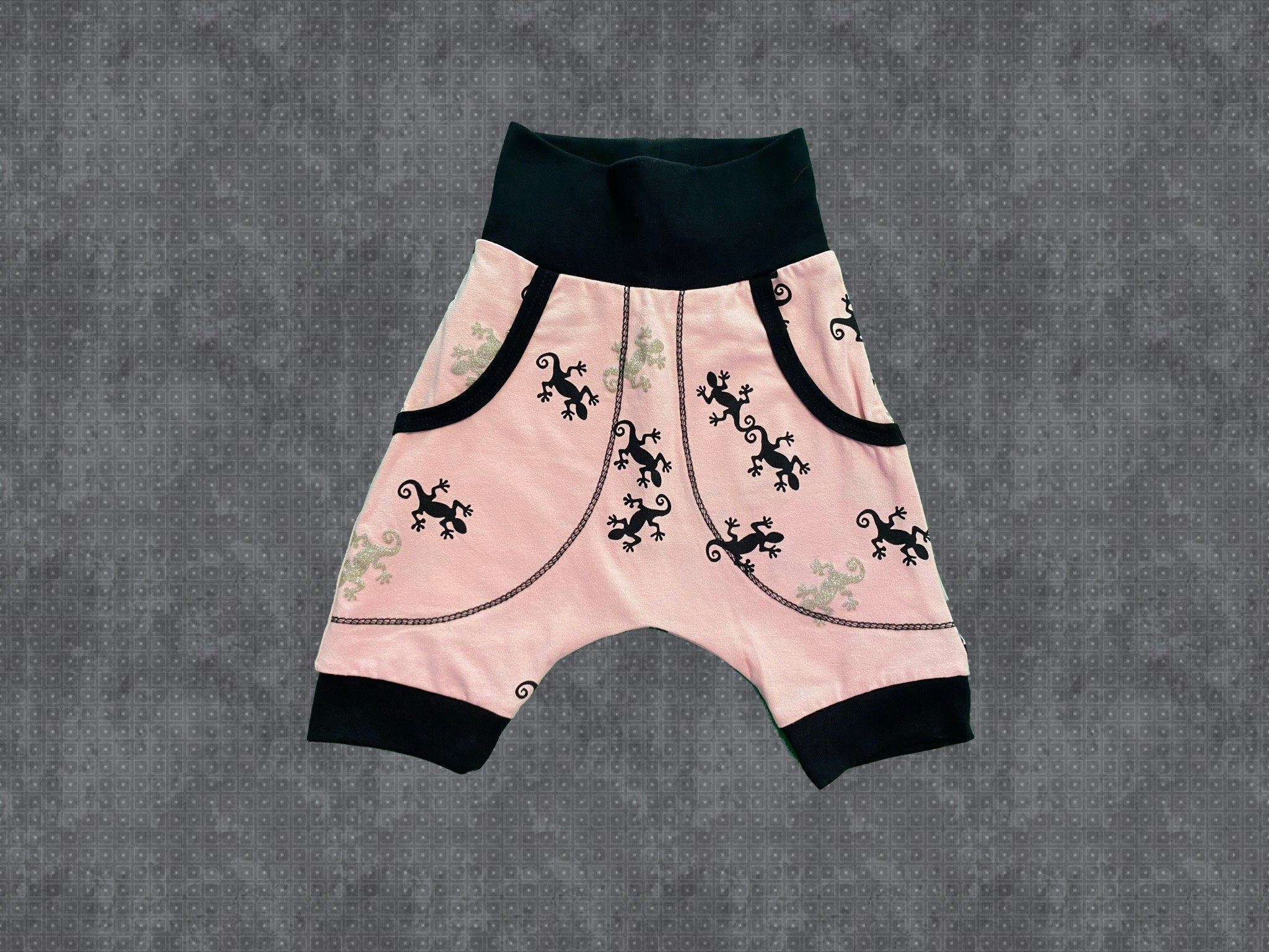 Baggy shorts ödlor aprikos botten. Stl 98/104