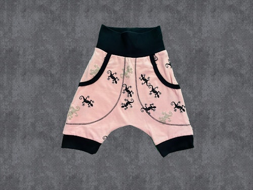 Baggy shorts ödlor aprikos botten. Stl 98/104