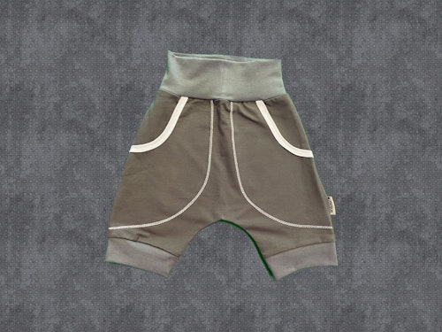 Baggy shorts grå. Stl 98/104