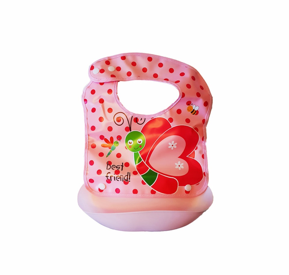 En haklapp med bild på en rosa fjäril
