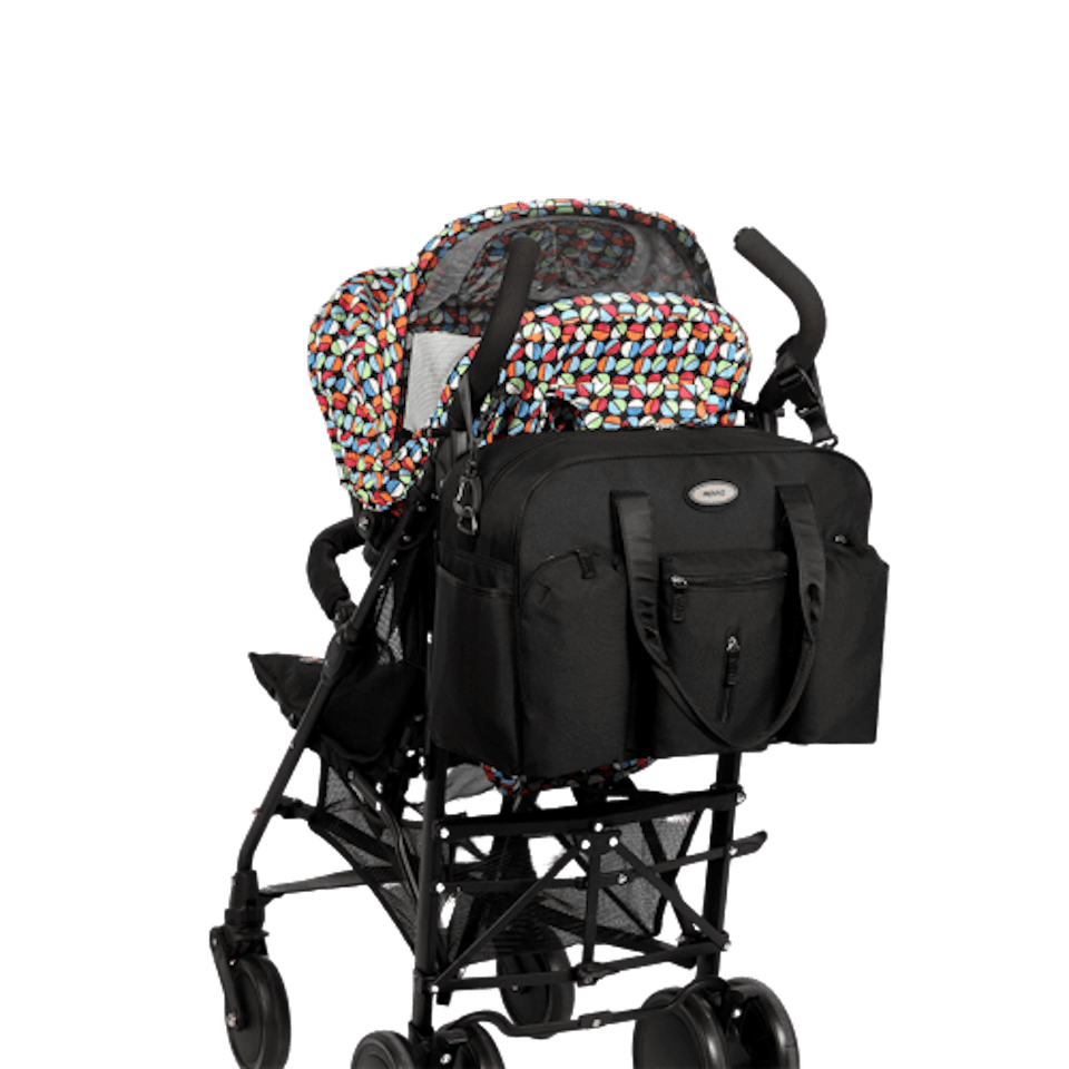 Svarta skötbagen hängandes på en barnvagn