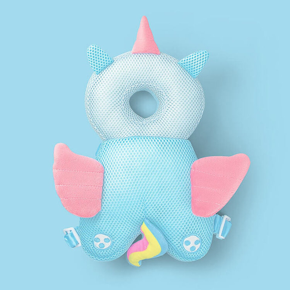 Ett mjukt huvudskydd till barn som ska lära sig gå i form av en färgglad unicorn i meshtyg