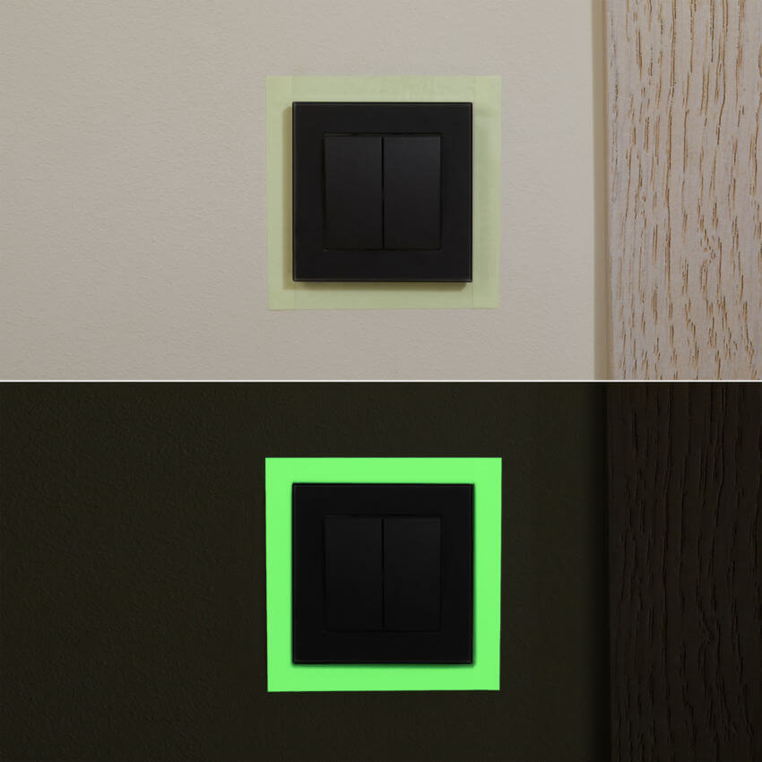 bild som visar hur självlysande tejp ser ut kring en lysknapp under dag och natt