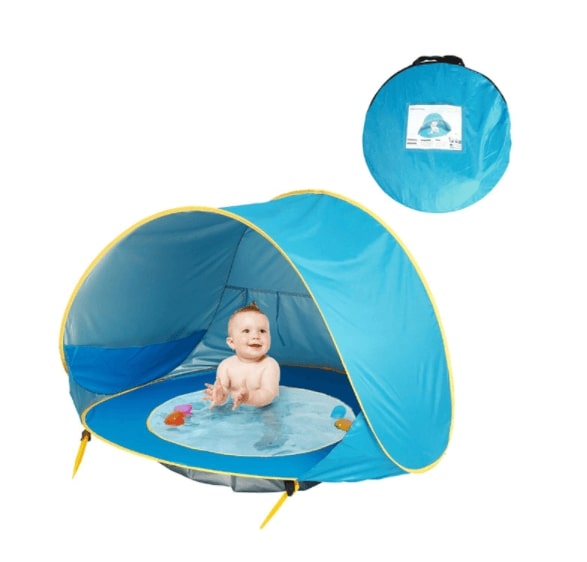 Bebis som svalkar sig i ett blått UV-Tält med inbyggd pool från Lugna Föräldrar