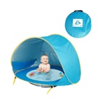 Bebis som svalkar sig i ett blått UV-Tält med inbyggd pool från Lugna Föräldrar
