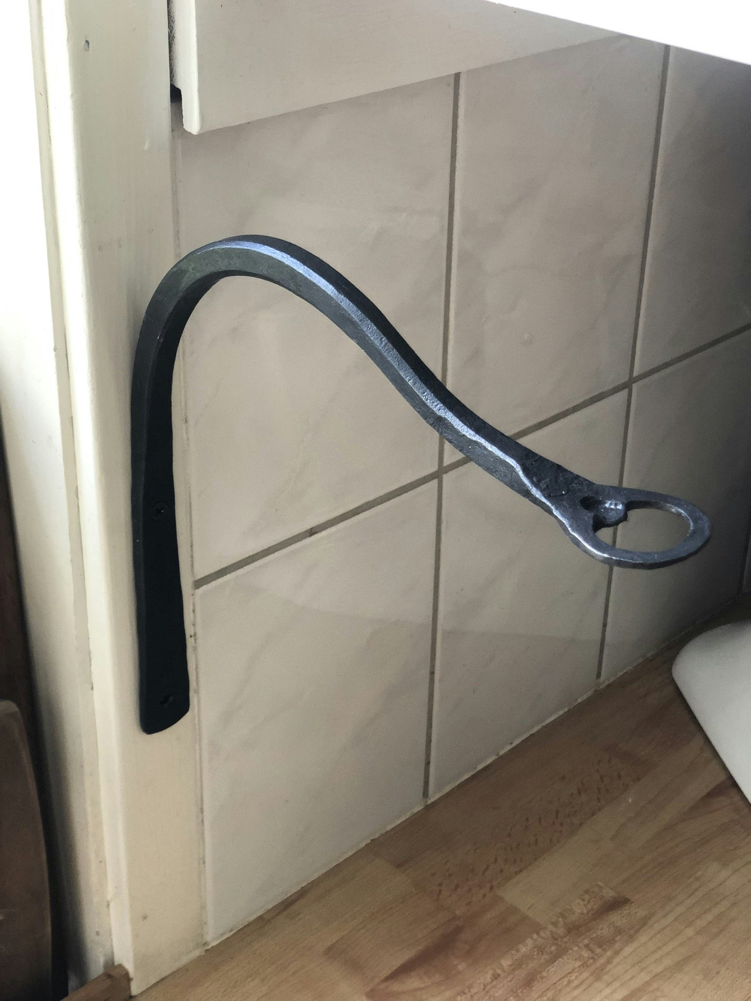 Den vägghängda kapsylöppnaren