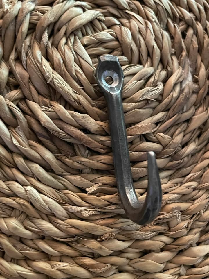 Enkla kroken - med eller utan försänkt skruvhål