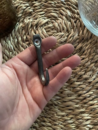 Enkla kroken - med eller utan försänkt skruvhål