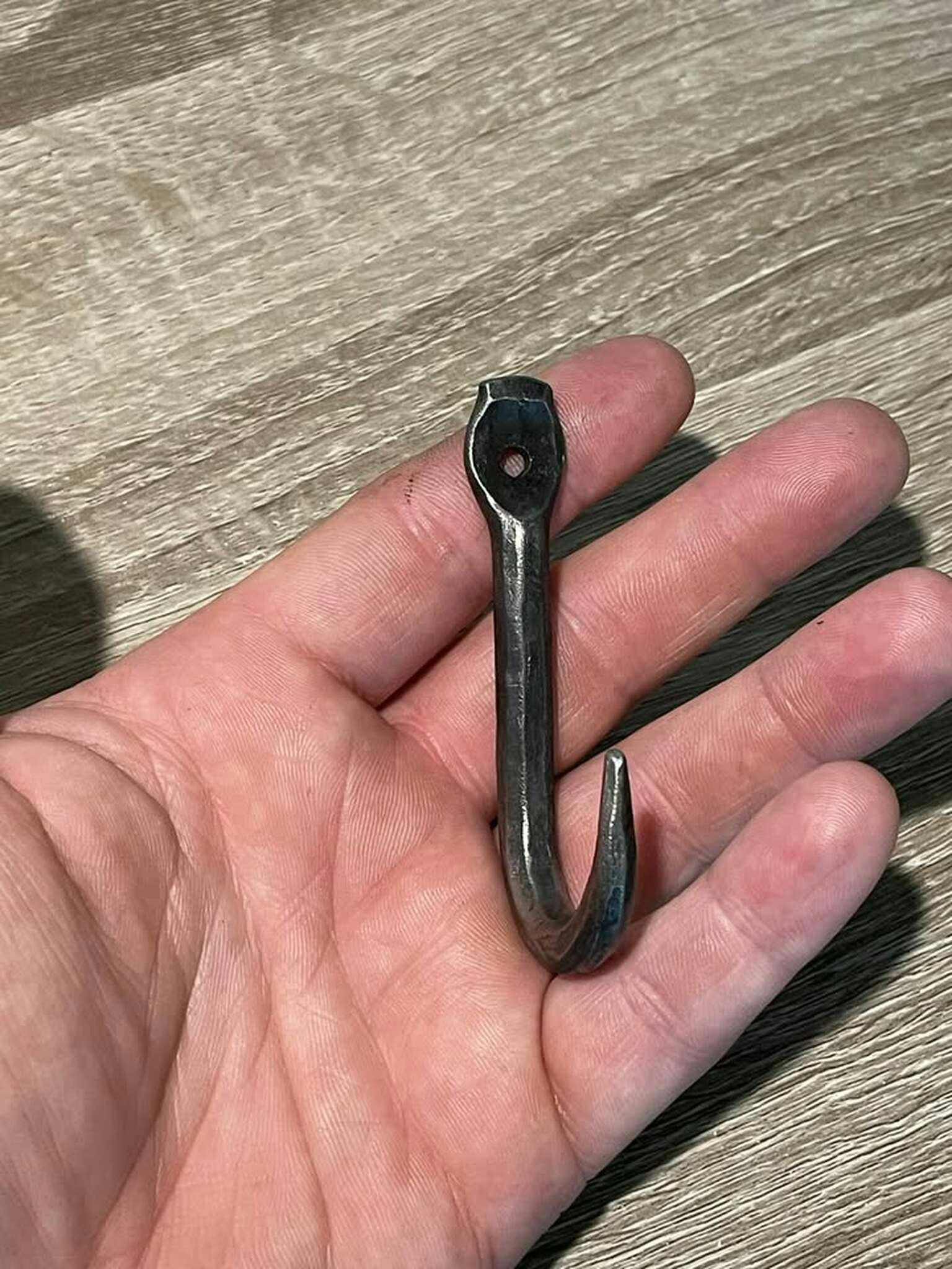 Enkla kroken - med eller utan försänkt skruvhål