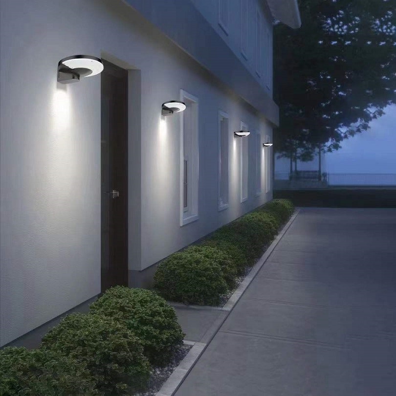 En modern solcellslampa för fasaden med kraftfullt varmvitt sken - ECOSTAR