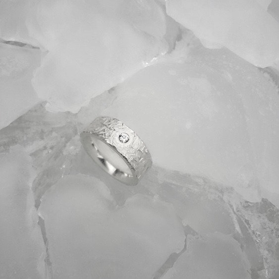 Frost diamantring i silver. Vacker glittrande yta med handgraverade iskristaller över hela ytan. Unika silverringar från Alv Design