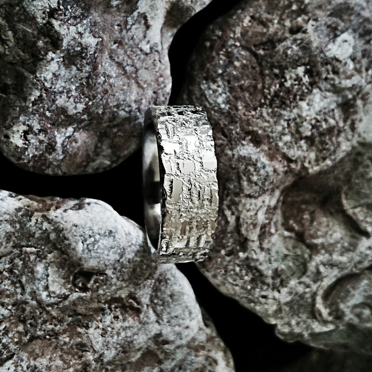 Stein silverring. En rustik och kraftfull ring med blanka och handskulpterade grova formationer. Unika ringar från Alv design