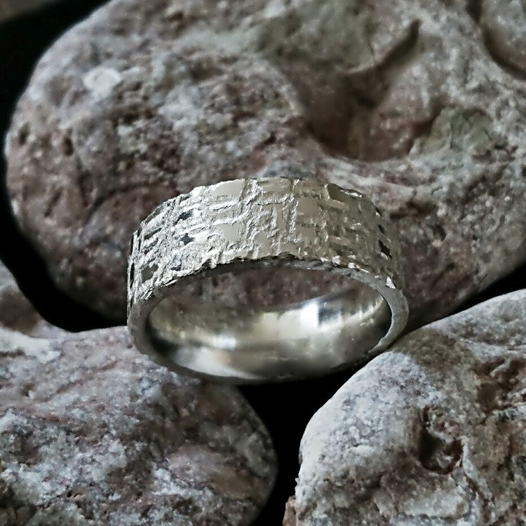 Stein silverring. Rustik och kraftfull ring med blanka och handskulpterade grova formationer. Unika ringar från Alv design