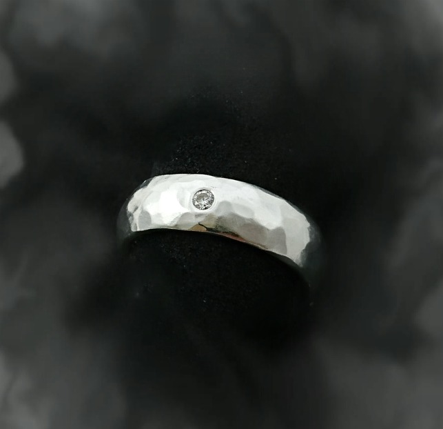 Ivalde diamantring. Handgjord silverring med blank hamrad rundad yta. Med diamant. Unika ringar i silver från Alv Design