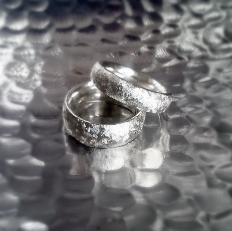 Idun silverringar. Vacker glittrande diamantslipad yta. Unika silverringar från Alv Design