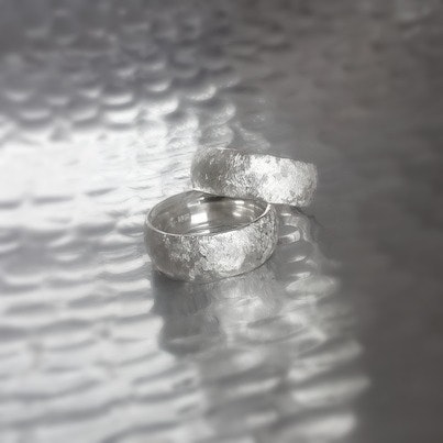 Idun handgjorda ringar i silver. Vacker glittrande diamantslipad yta. Unika silverringar från Alv Design