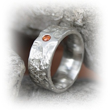 ELDSTJÄRNA Silverring med eldorange safir. Rustik stjärndekorerad ring i 925 sterlingsilver.