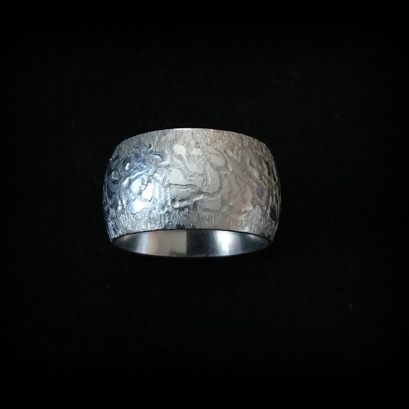 EPOK en bred, vacker silverring med ett sirligt mönster som omger hela ytan. Unika handgjorda silverringar från Alv Design