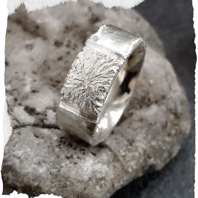 Eddan rustik silverring med patinerad vacker yta och en mönstrad plattan skulpterad för. Unika ringar från Alv Design hand