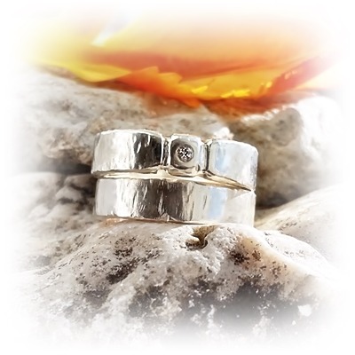 GRO silverring med vit diamant. Handgjord ring i silver med rustik patina. Unika silverringar från Alv Design
