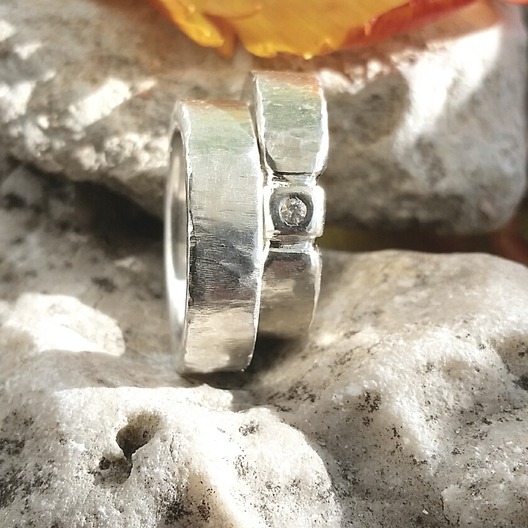 GRO silverring med vit diamant. Handgjord silverring med rustik patina. Unika silverringar från Alv Design