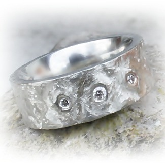 Frej III en rustik silverring med en tre vita briljantslipade diamanter. Unika silverringar från Alv Design