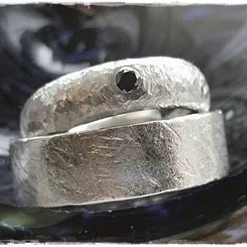 Idun silverring med svart diamant. Handgjorda unik silverringar från Alv Design