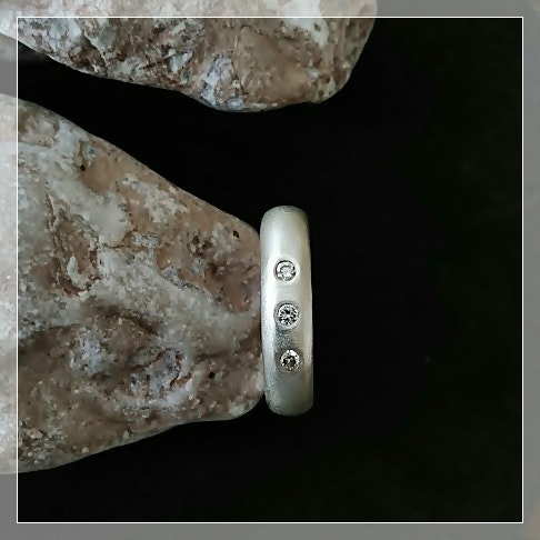 Vale III diamantring i silver. Rund matterad silverring med tre briljantslipade vita diamanter. Unika ringar från Alv Design