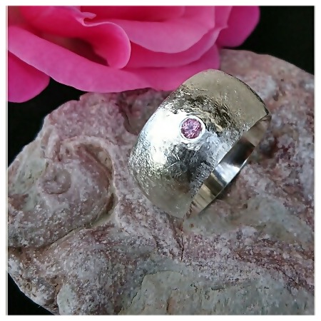 FRÖKEN ROSA SAFIR safirring – en silverring med unik design och rustik elegans.