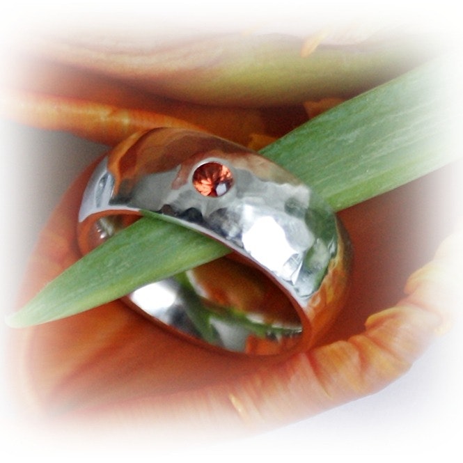 Ivalde silverring med safir. Handarbetad klassisk blank hamrad yta med orange Safir, 0,12 carat