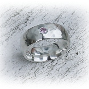 Ivalde silverring med safir. Handarbetad klassisk blank hamrad yta med rosa Safir, 0,12 carat