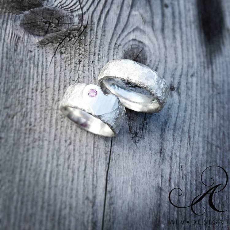 HJÄRTAT CUPIDO Handarbetad ring i 925 sterlingsilver. Ringen har ett unikt format hjärta med en rosa safir. Ring från Alv Design