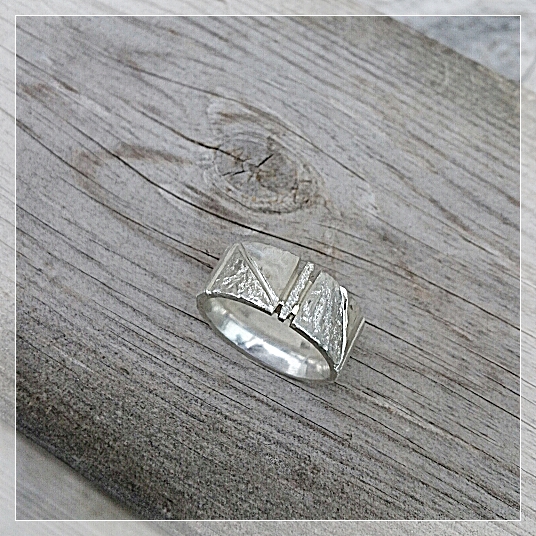 Klinga  en silverring med unika ytor och mönster. Handgjorda ringar från Alv Design.