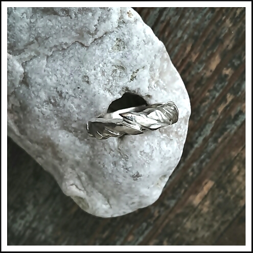 KVIST en vackert skulpterad och handgjord silverring i en unik skrud av slingrande grenar längs med hela ringen. unika ringar från Alv Design