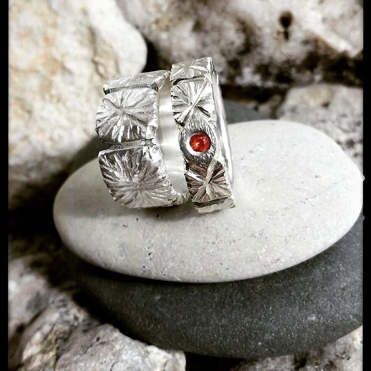 Elda safirring i silver med en otroligt vacker yta samt orange safir. Unika ringar i silver från Alv Design