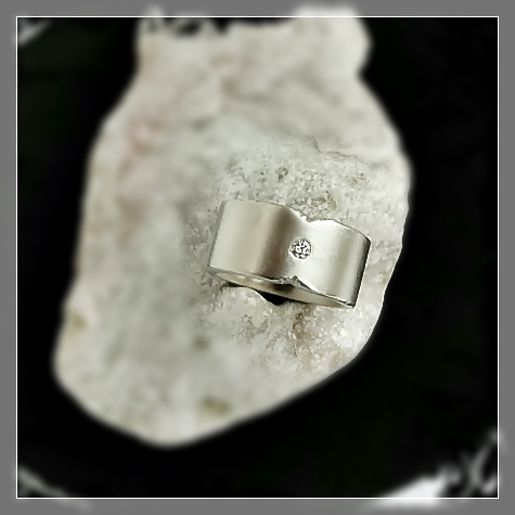 Silver diamantring. Rustik bred silverring skulpterad i sterlingsilver med en brilliantslipad diamant. Unika ringar från Alv Design