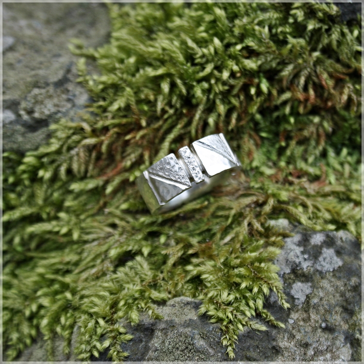 Klinga silverring med unika handgjorda ytor och mönster. Unika ringar i silver från Alv Design.