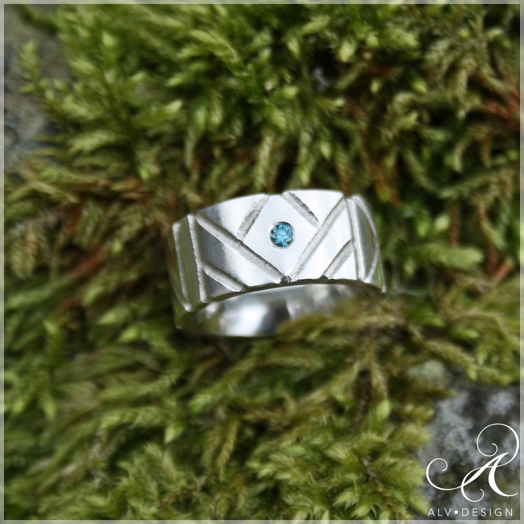 Eir diamanring. Rustik kraftfull silverring, handgjord i fornnordisk stil. Med svart eller blå diamant.