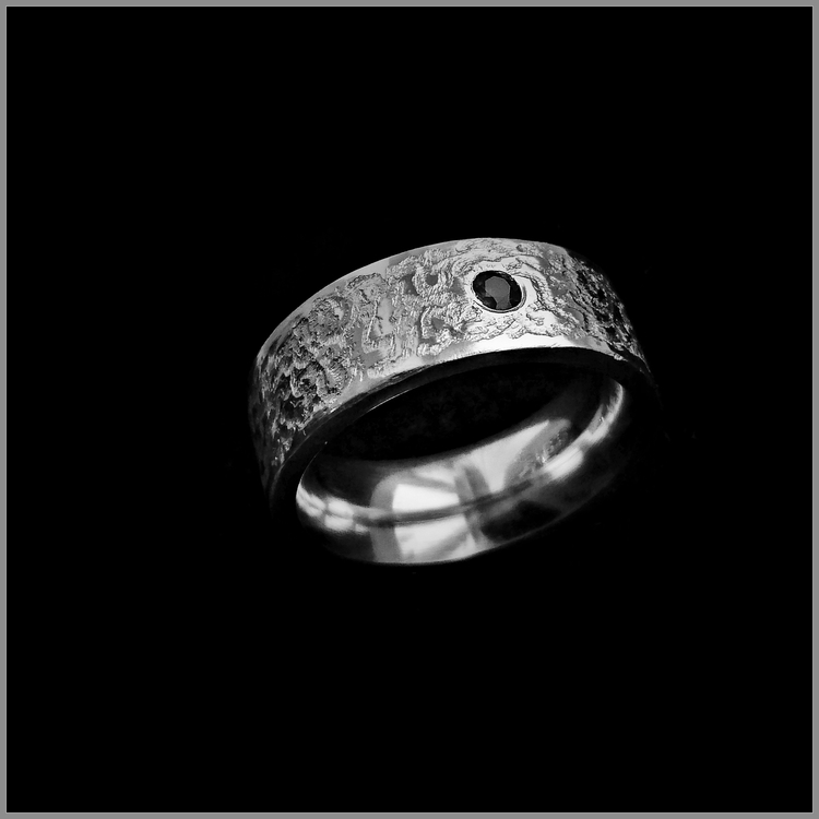 Sindre diamantring. Vacker flack silverring med en svart diamant på 0,10ct. Unika ringar i silver från Alv Design