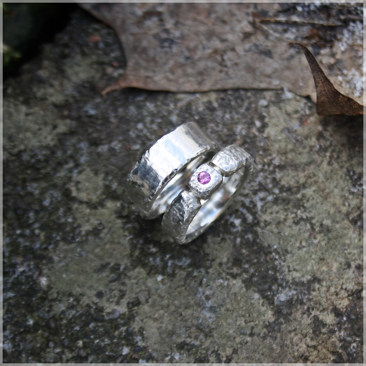ROS - en vacker handarbetad silverring med en starkt rosa safir 0,12 ct. Unika ringar i silver från Alv Design