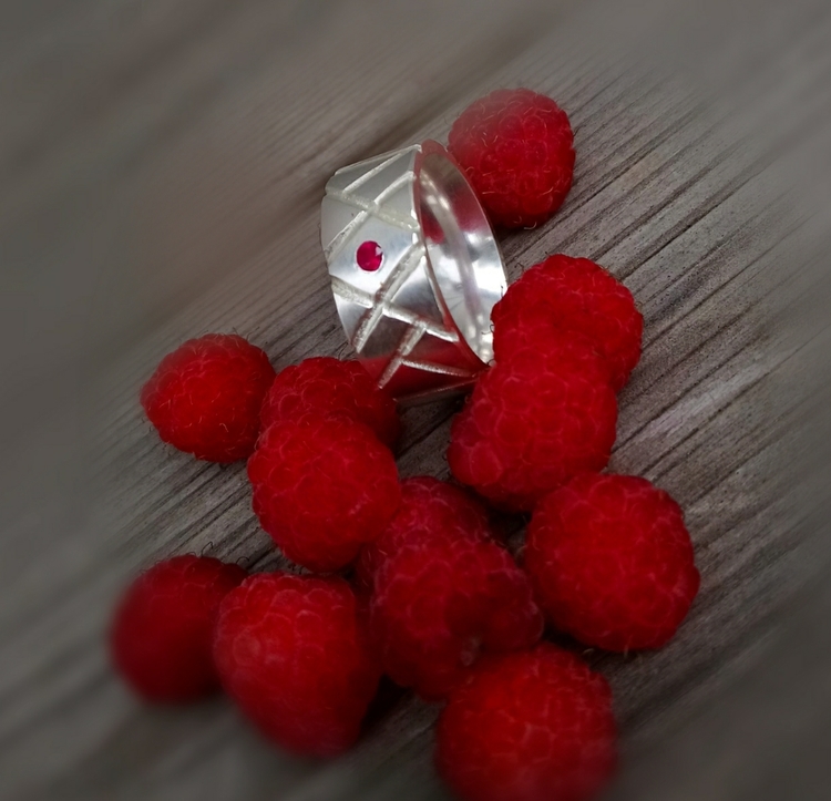 Rustik kraftig silverring med en röd rubin 0,10 carat. Ringen är formgiven med gammal fornnordisk runskrift som inspiration. Alv Design