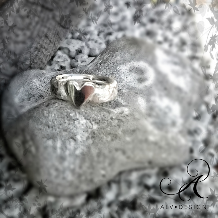 Amor handgjord silverring med unikt skulpterat hjärta. Ring från Alv Design